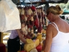Anne am Käse und Wurststand